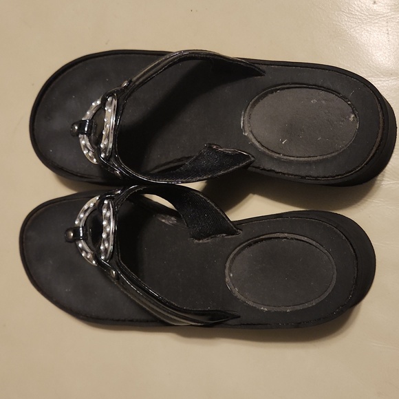 Make offer! Sandals silver emblem on black strap (size 6) Lightweight - Picture 4 of 9